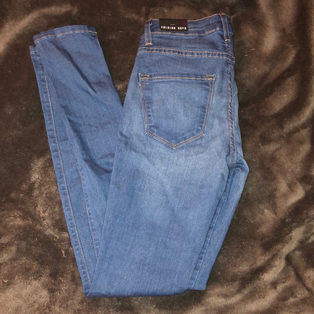 Classic mid rise skinny jeans. Super stretchy - Picture 1 of 5
